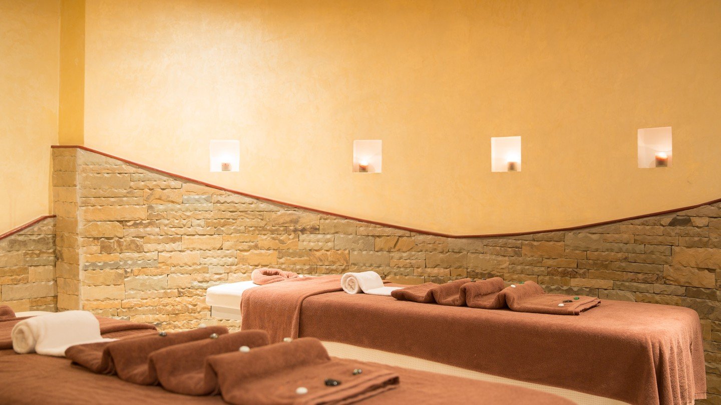Book a couple’s massage at Duma Spa and let relaxation bring you even closer. Because love should feel like this, warm towels, soothing stones, and uninterrupted peace.
To book an appointment, call +254 731 436000.
#OleSereni #DumaSpa #BestHotelInNairobi